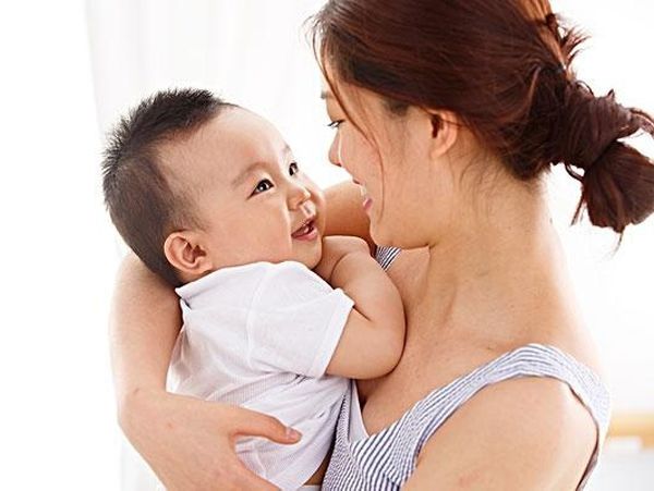 Mơ thấy ẵm em bé là điềm báo gì, đánh con đề nào?